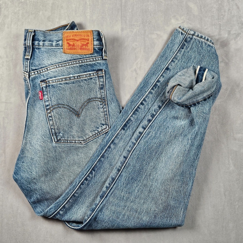 Levi's Women's Light Wash Straight-Leg Jeans